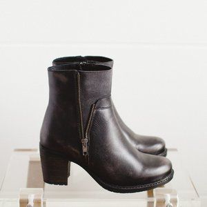 Eric Michael Riva Distressed Grey Black Leather Boots Zipper Womens 37